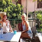 Crew Lighthouse Hostal *