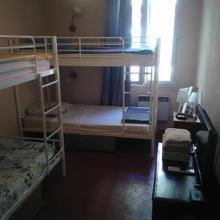 Crew Lighthouse Hostel Αντίμπ