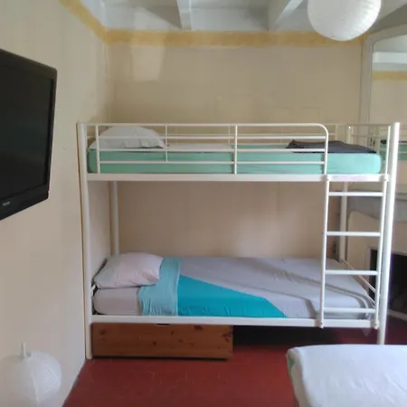 Crew Lighthouse Hostel Αντίμπ