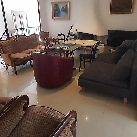 Crew Lighthouse Hostel Αντίμπ